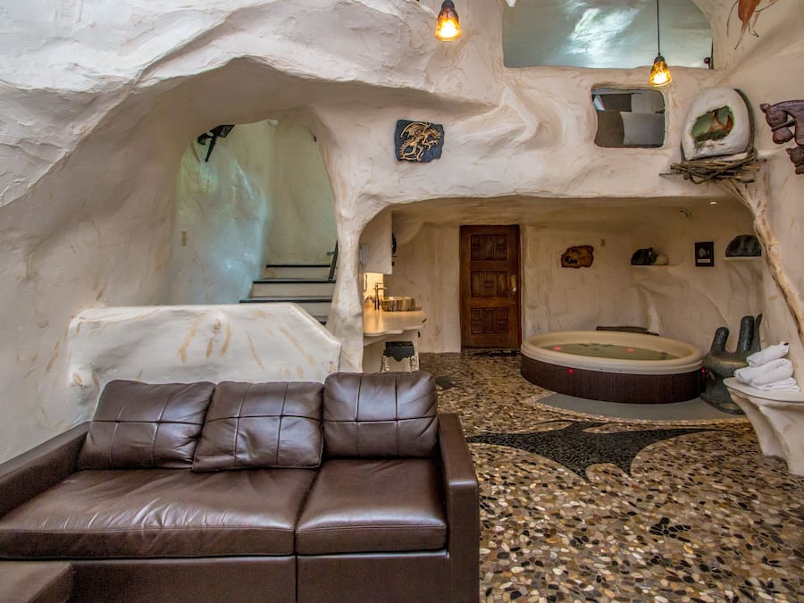 Suite (Cave) | Premium bedding, individually decorated, individually furnished