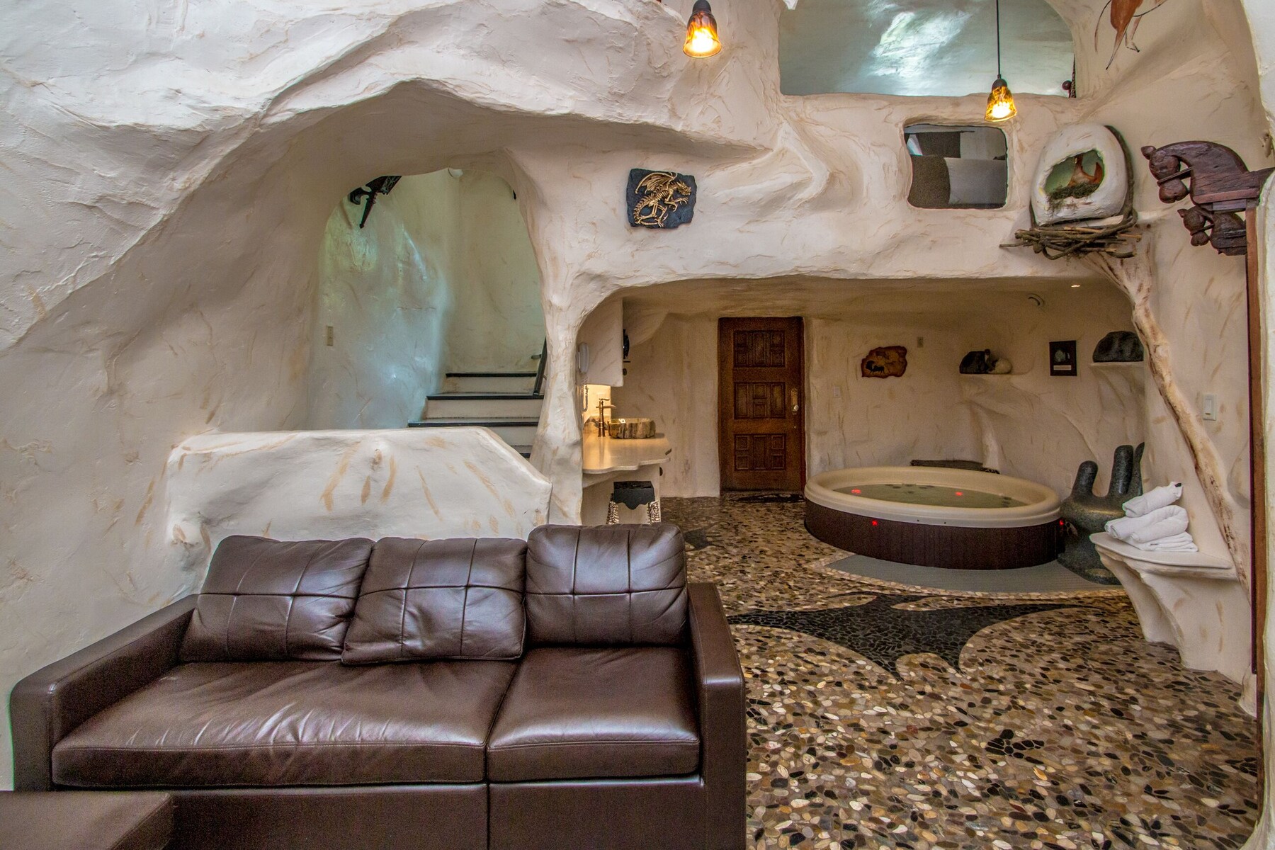 Suite (Cave) | Premium bedding, soundproofing, iron/ironing board (on request)