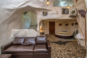 Suite (Cave) | Premium bedding, individually decorated, individually furnished - Adventure Suites (North Conway)