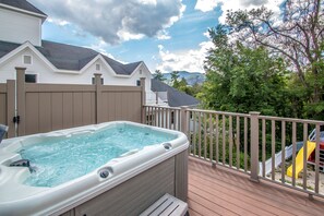 Elite Suite (Sky Captain's Lounge) | Private spa tub