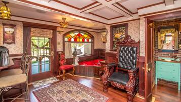 Deluxe Suite (Victorian Spa ) | Premium bedding, individually decorated, individually furnished