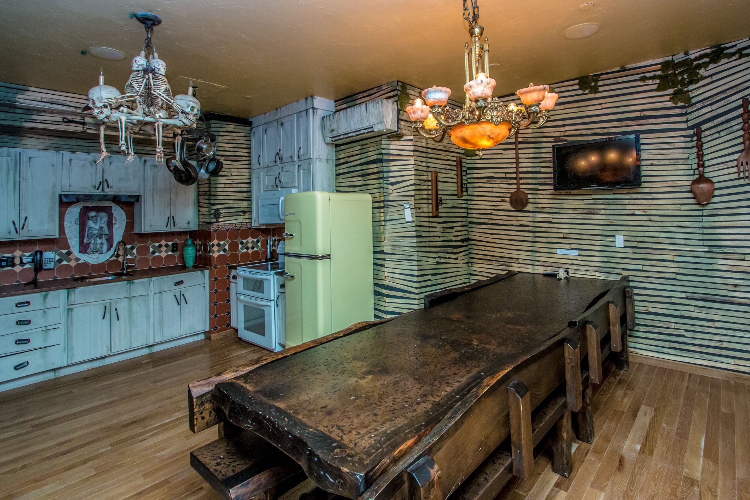 elite suite (haunted castle) | private kitchen | microwave, cookware/dishes/utensils
