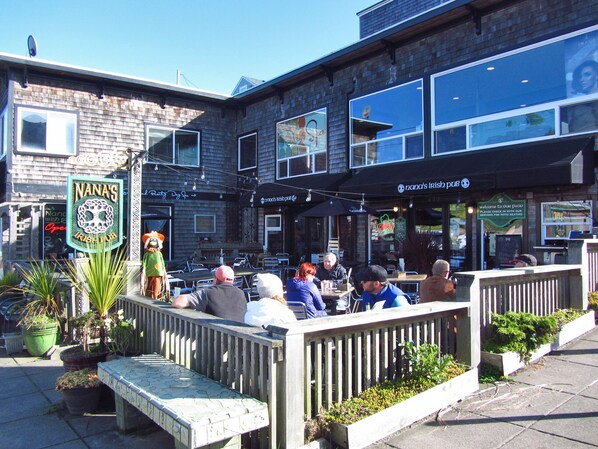 Un pub con mesas al aire libre y un cartel que dice 'Nana's Irish Pub'.