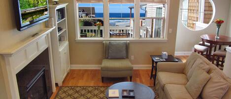 TV connectée, cheminée, livres, chaîne hi-fi