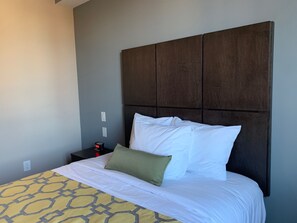 1 Queen Bed Handicap Accessible | Desk, laptop workspace, blackout drapes, iron/ironing board - Voyage Hotel (Long Island City)