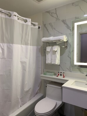 1 Queen Bed Handicap Accessible | Bathroom | Free toiletries, hair dryer, towels - Voyage Hotel (Long Island City)