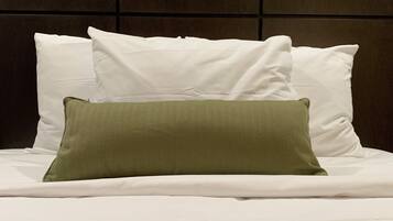 Escrivaninha, espaço de trabalho para notebook, cortinas blackout