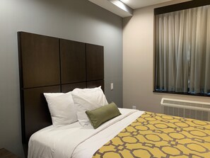 Bureau, espace de travail pour ordinateur portable, rideaux occultants