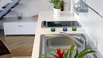 Apartment (Penelope) | Private kitchen | Full-size fridge, stovetop, coffee/tea maker, cookware/dishes/utensils