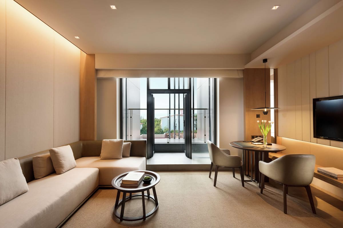 Luxe beddengoed, pillowtop-bedden, een minibar, een kluis op de kamer