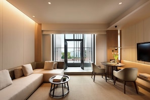 Premium bedding, pillowtop beds, minibar, in-room safe - Joyze Hotel Xiamen, Curio Collection by Hilton (Xiamen)