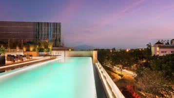 Una piscina al aire libre