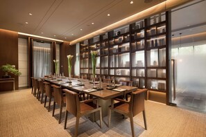 Seprai premium, bantalan ekstra lembut, minibar, dan brankas