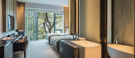 Un dormitorio moderno con una cama grande, un escritorio y una bañera.