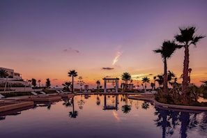 Outdoor pool, pool umbrellas, sun loungers - Hilton Tangier Al Houara Resort & Spa (Hjar Ennhal)