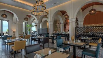 3 restaurants, spécialités Cuisine internationale