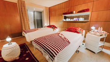 Couples treatment room(s), sauna, hot tub, steam room, massages