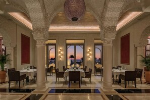 3 restaurants; lunch and dinner served