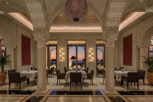 3 restaurants; lunch and dinner served