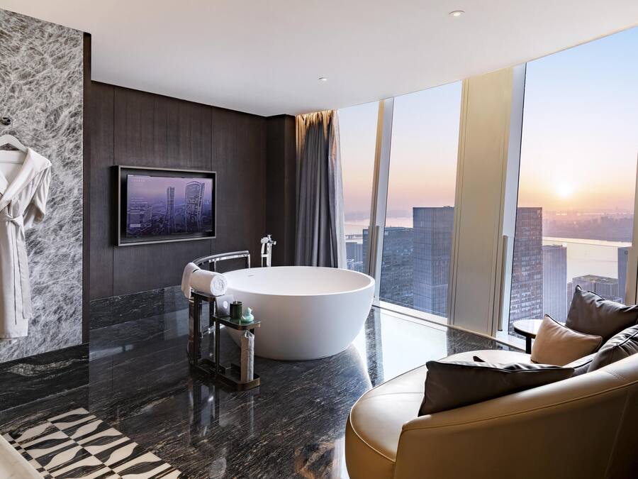 Suite presidencial, 1 cama King size | Baño | Tina y regadera independientes y tina de hidromasaje