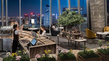 Bar (trong khuôn viên)