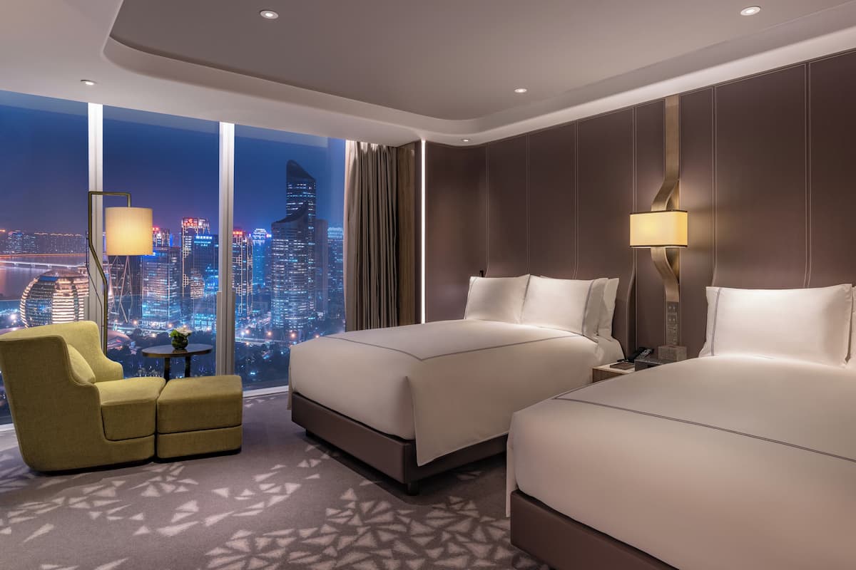 Executive Queen River View Room | 1 bedroom, Egyptian cotton sheets, premium bedding, minibar