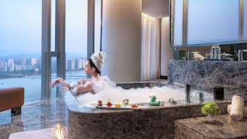 Suite, 1 King-Bett (Conrad) | Badezimmer | Badewanne und Dusche (separat), Whirlpool, Regendusche