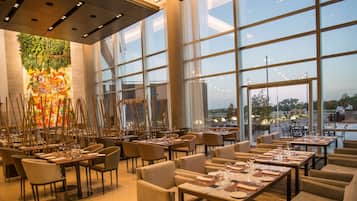 Breakfast, lunch, dinner served; Italian cuisine