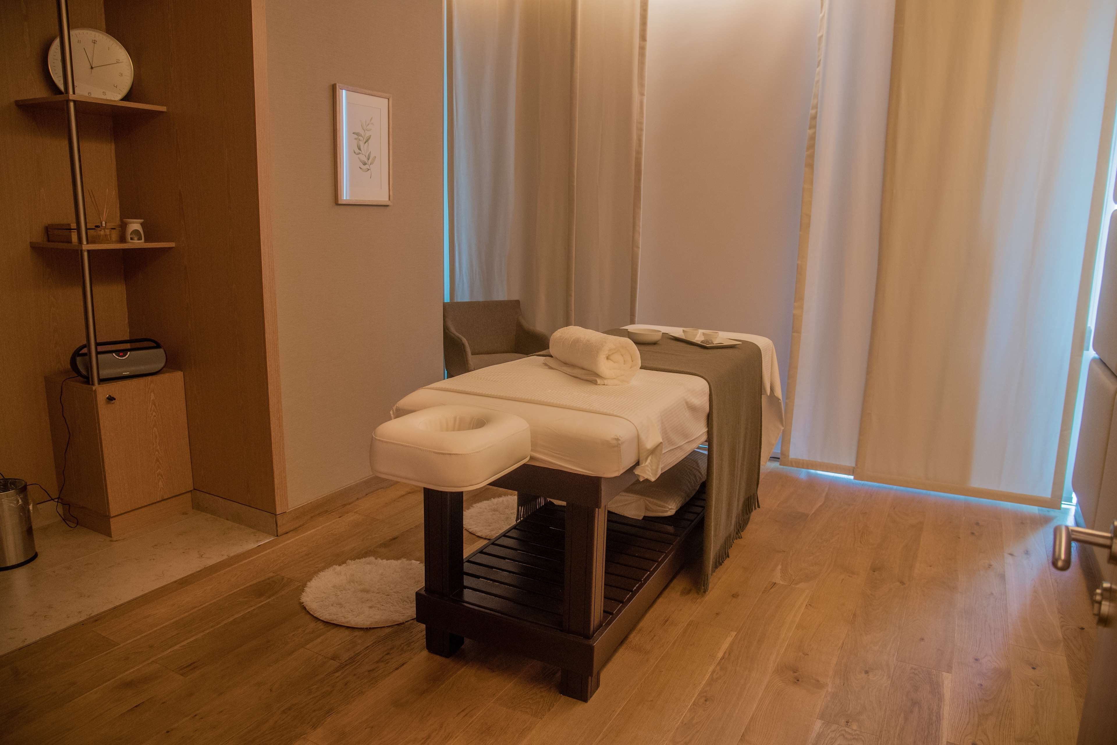 Salas de tratamiento para parejas, sauna y tina de hidromasaje 