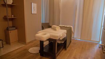 Salas de tratamiento para parejas, sauna y tina de hidromasaje