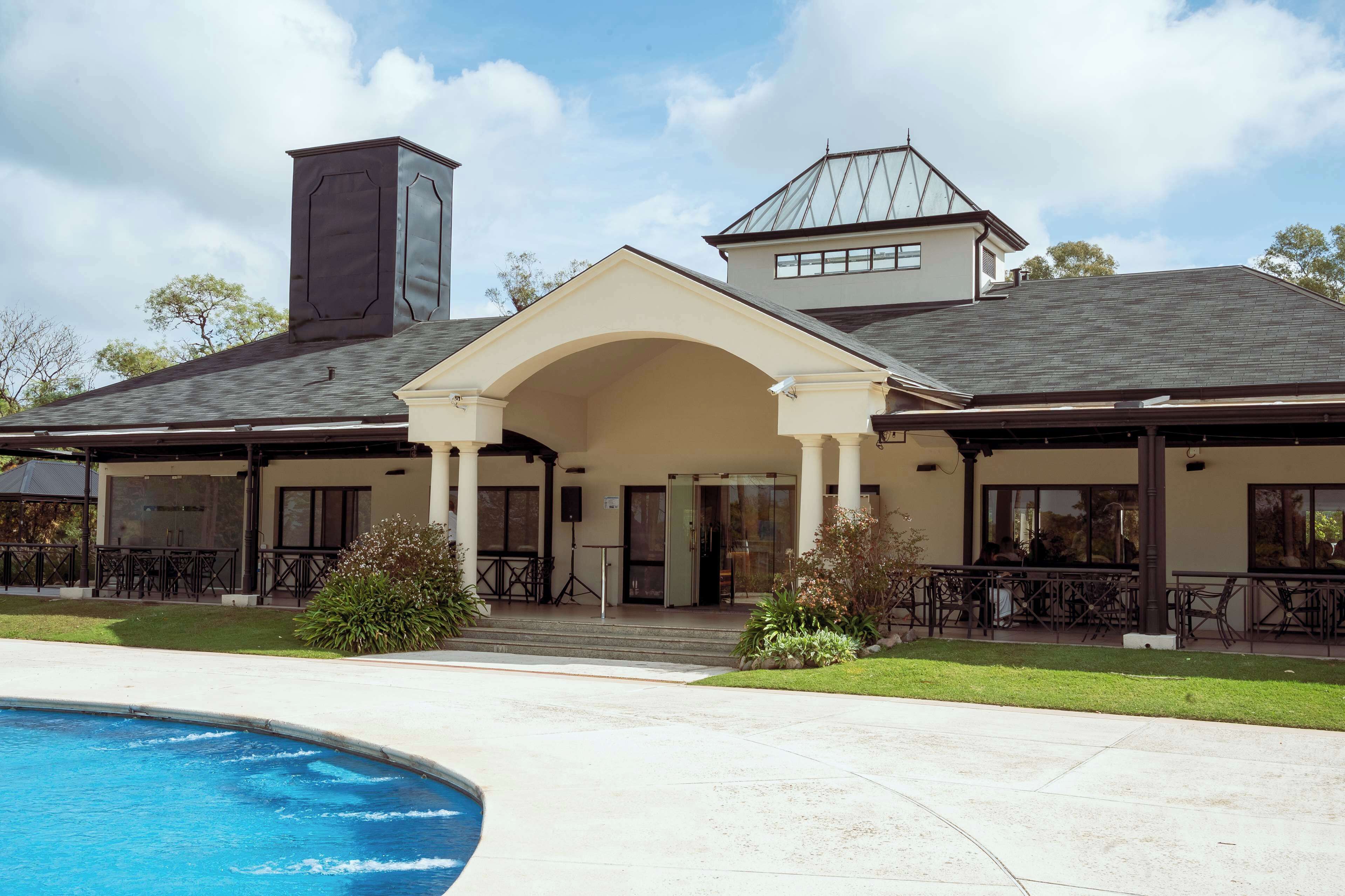 Breakfast, lunch, dinner served; Italian cuisine 