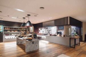 Desayuno buffet diario (USD 12 por persona)