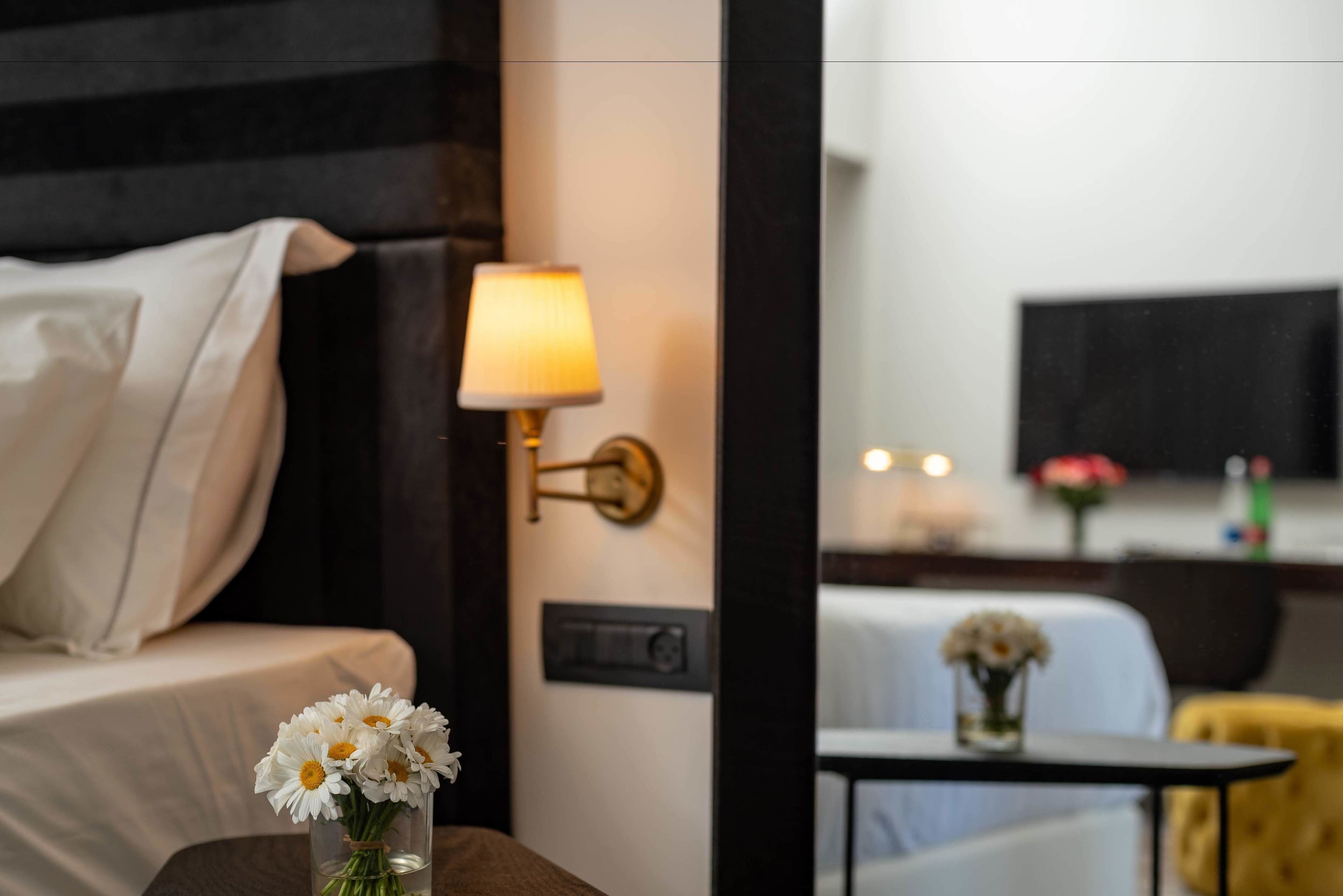 Minibar, caja de seguridad en la habitación y escritorio 