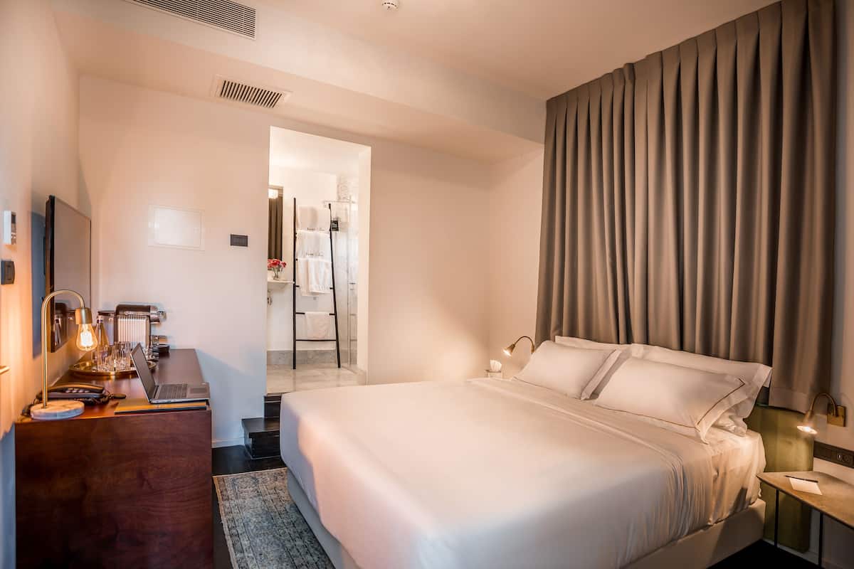 Business Single Room | Minibar, in-room safe, desk, blackout drapes