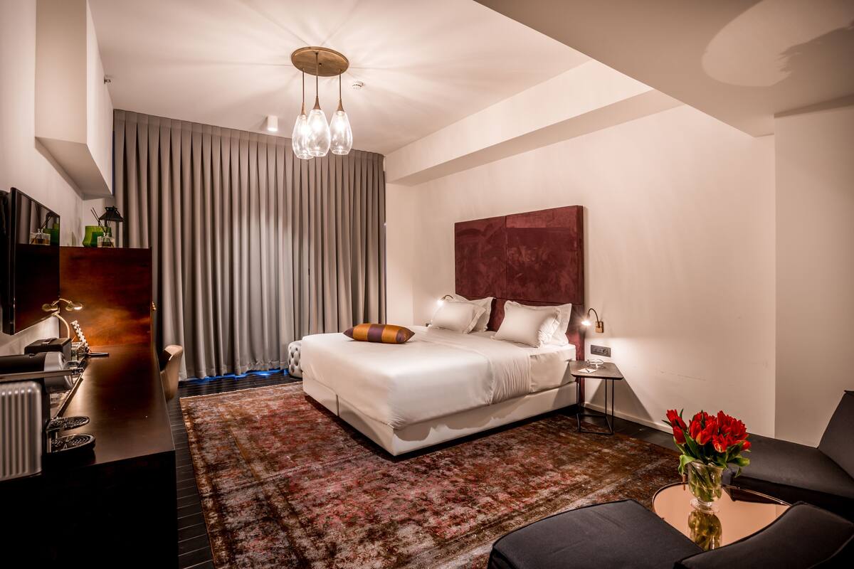 City Double Room | Minibar, in-room safe, desk, blackout drapes