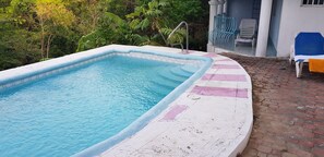 Seasonal outdoor pool, sun loungers - Jamaica Villa Sweetsap (Montego Bay)