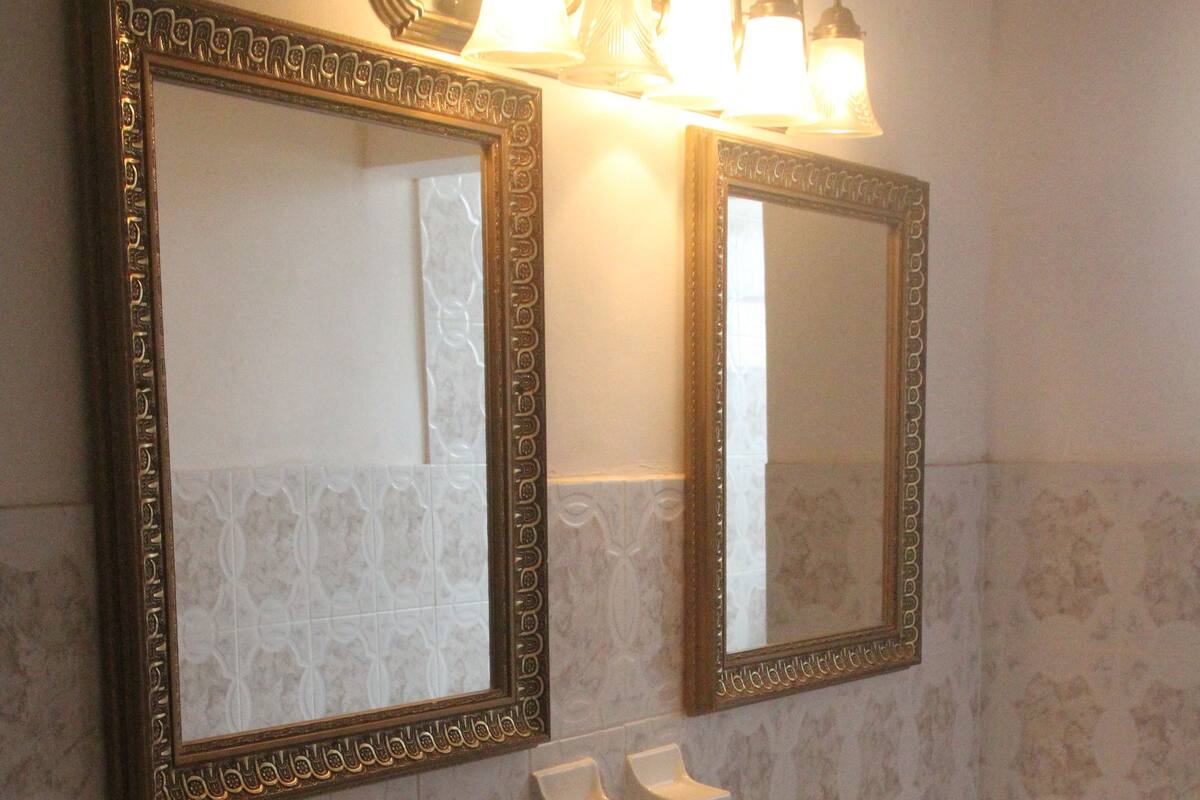 Shower, rainfall showerhead, free toiletries, bathrobes