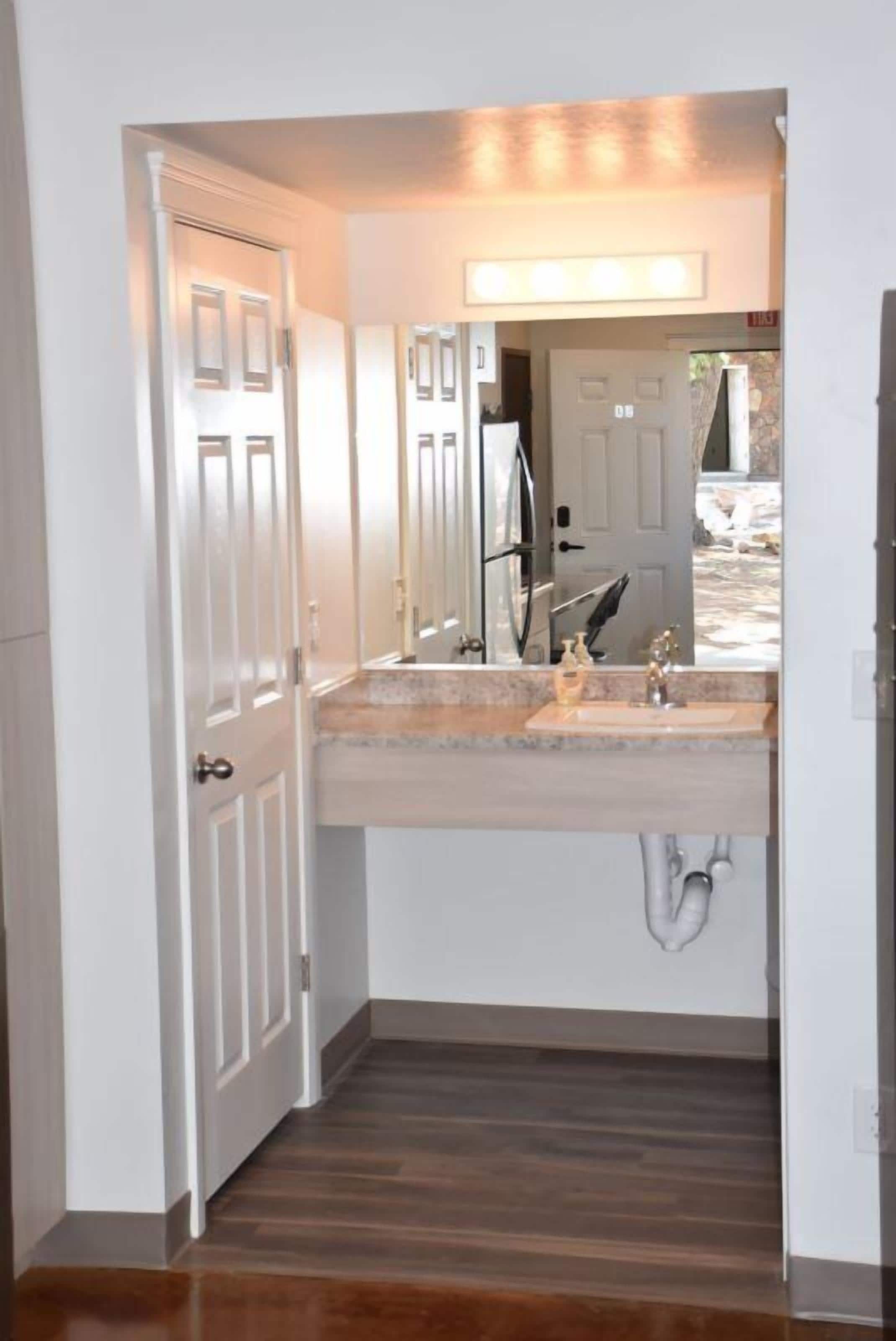 Combined shower/tub, free toiletries, hair dryer, towels