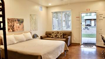 客室ごとに異なるインテリア、ノートパソコン用作業スペース、WiFi (無料)、ベッドシーツ