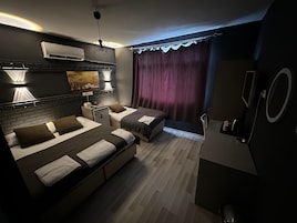 Triple Room | Minibar, blackout drapes, soundproofing, free WiFi