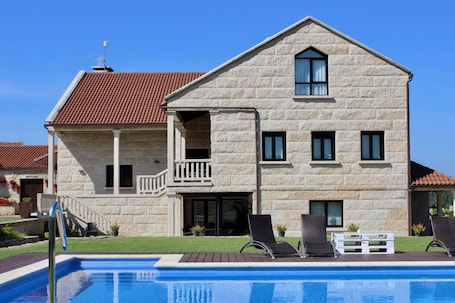 Jardines del alojamiento. Enoturismo y Bodega Lagar de Costa