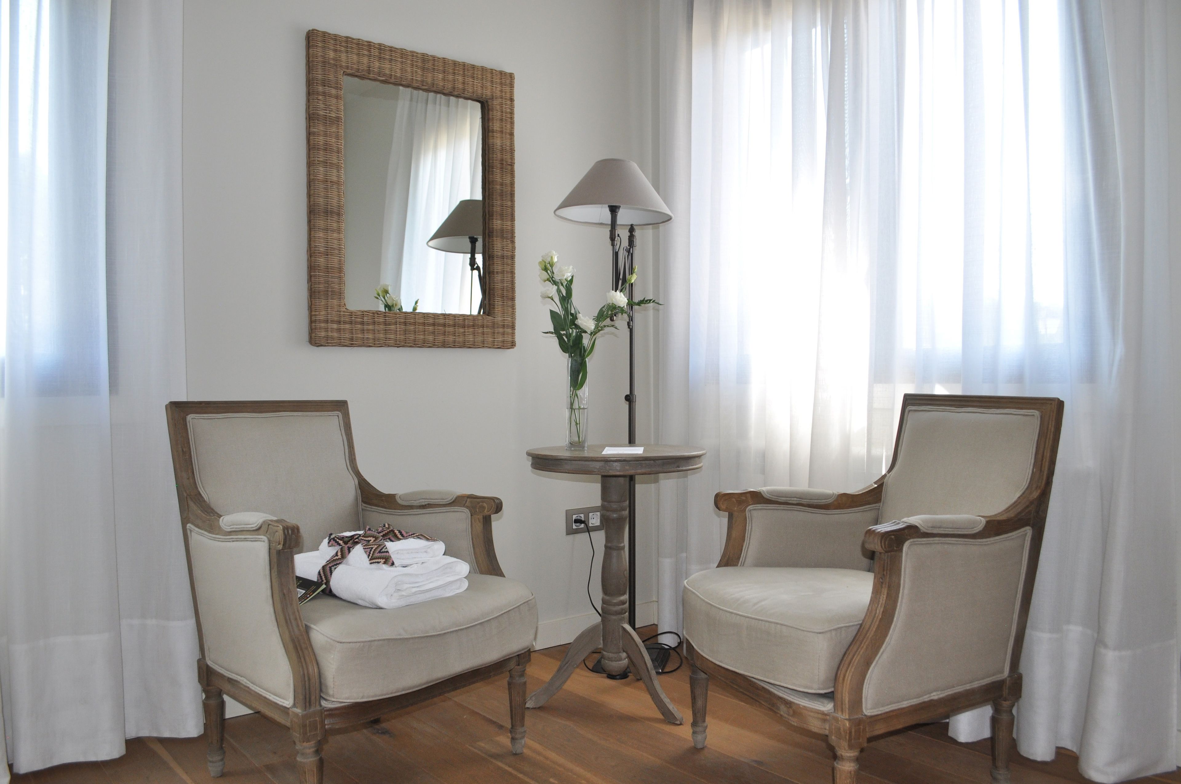 Phòng đôi Tiêu chuẩn | Bàn, màn/rèm cản sáng, bàn ủi/dụng cụ ủi quần áo 