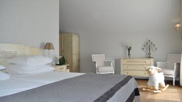 Superior Twin Room | Desk, blackout drapes, iron/ironing board, free cribs/infant beds