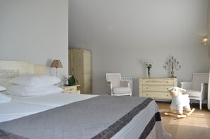 Escritorio, cortinas blackout y tabla de planchar con plancha 