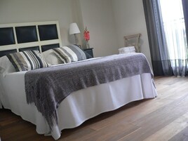 Habitación estándar doble | Escritorio, cortinas opacas, tabla de planchar con plancha