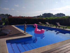 Una piscina al aire libre de temporada