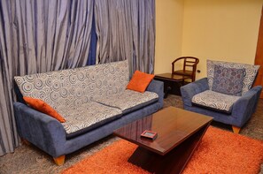 Executive Villa, 1 Double Bed | Desk - Yanna Lodge (Kaduna)