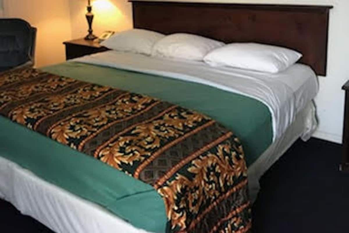 Premium Single Room, 1 King Bed | Desk, blackout drapes, iron/ironing board, WiFi (free)