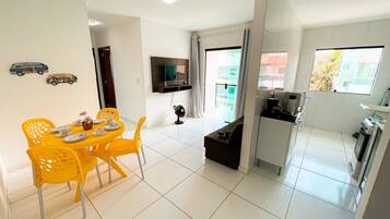 Apartment, 2 Bedrooms | Dining room