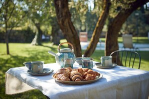 Outdoor dining - Le Balze, Appartamenti e Camere in Villa, con Parco e Piscina, alle porte di Perugia (Perugia)